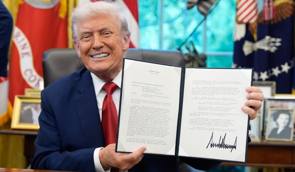 trump holding an executive order