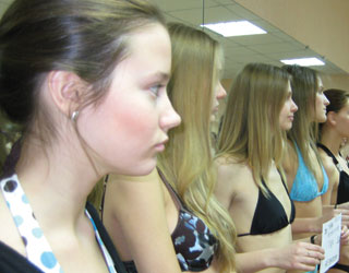 girl models standing in a row
